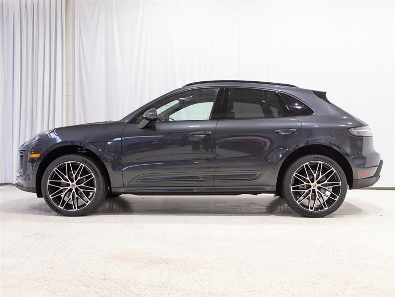 2026 Porsche Macan AWD Photo4