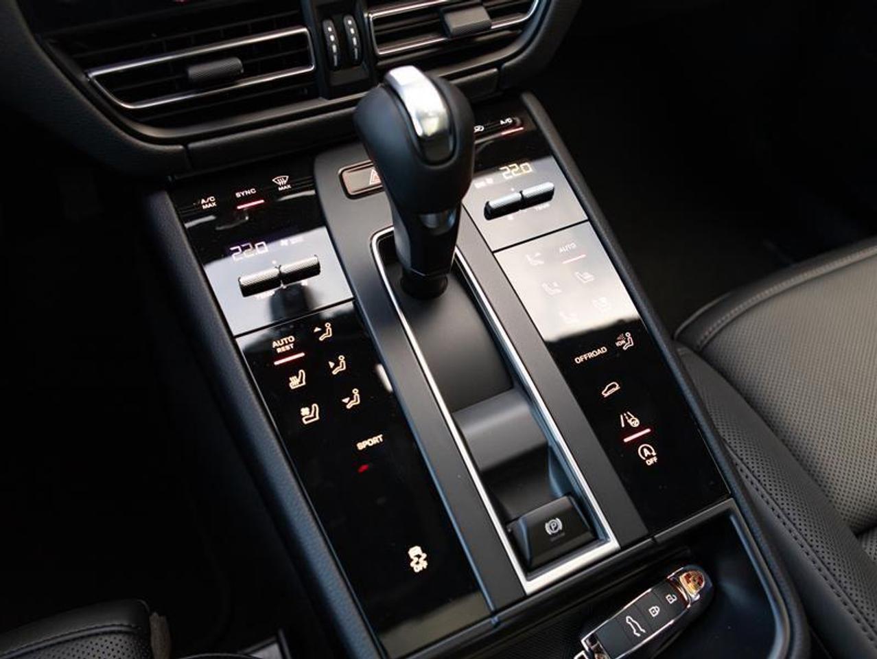 2026 Porsche Macan AWD Photo