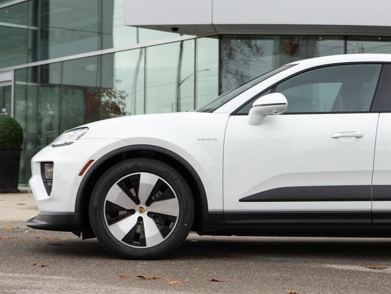 2024 Porsche Macan Electric 4 AWD Photo4