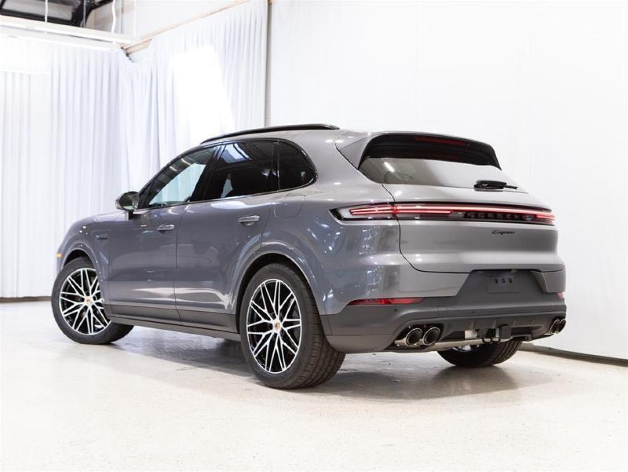 2025 Porsche Cayenne e-Hybrid AWD Photo2