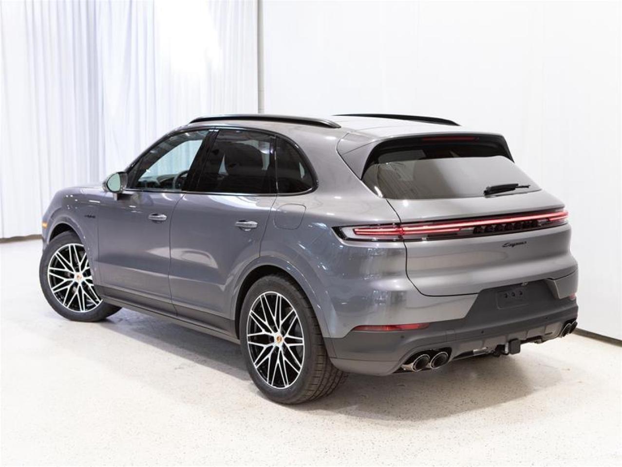 2025 Porsche Cayenne e-Hybrid AWD Photo