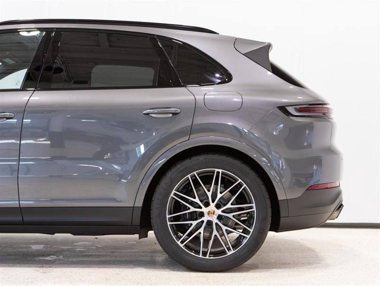 2025 Porsche Cayenne e-Hybrid AWD Photo