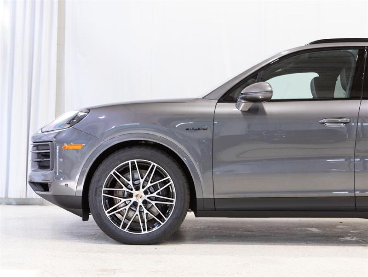 2025 Porsche Cayenne e-Hybrid AWD Photo