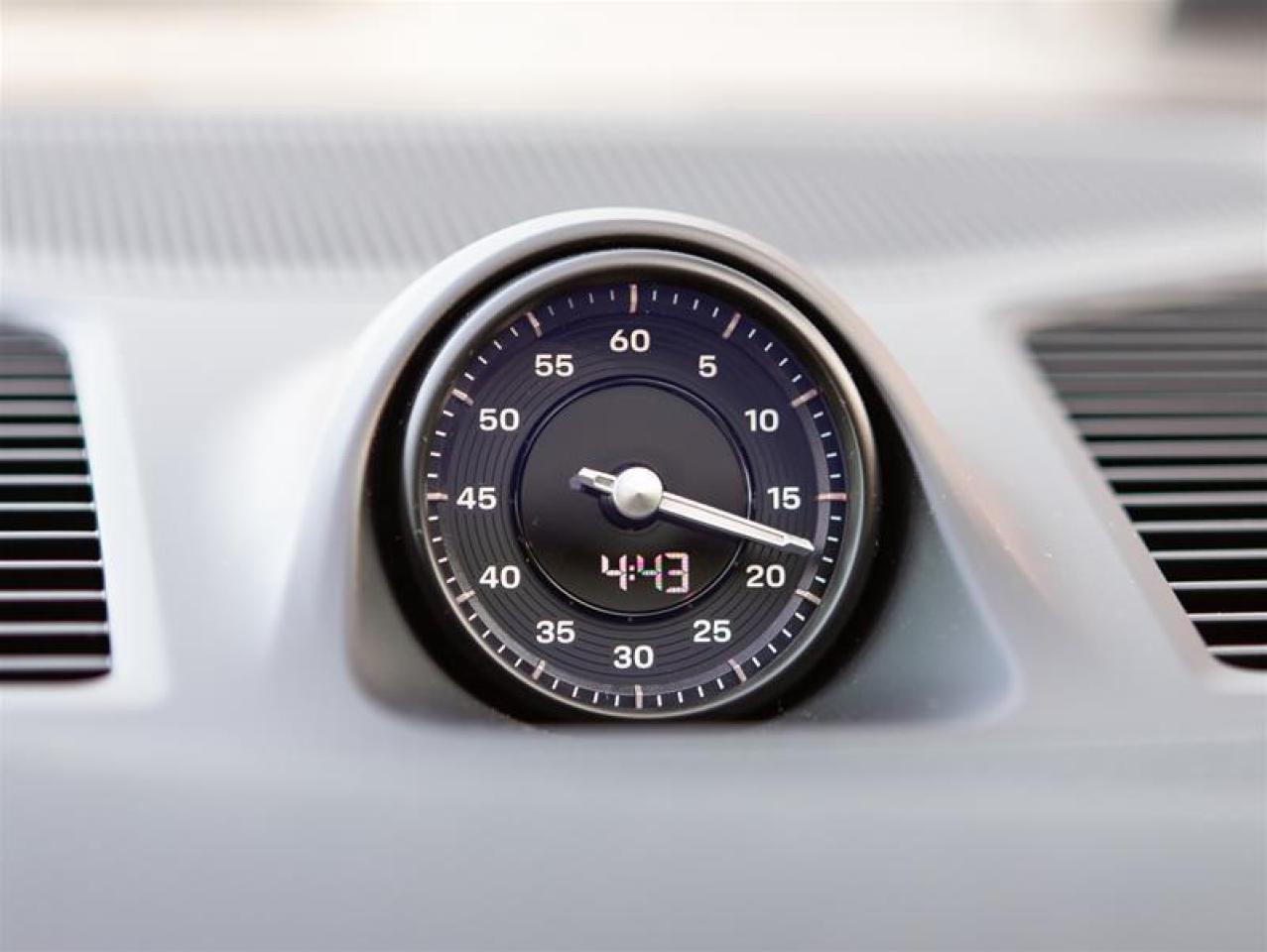 2025 Porsche Cayenne e-Hybrid AWD Photo