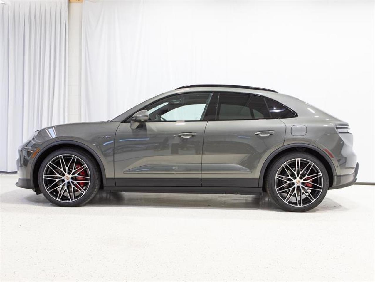 2025 Porsche Macan Electric 4S AWD Photo4
