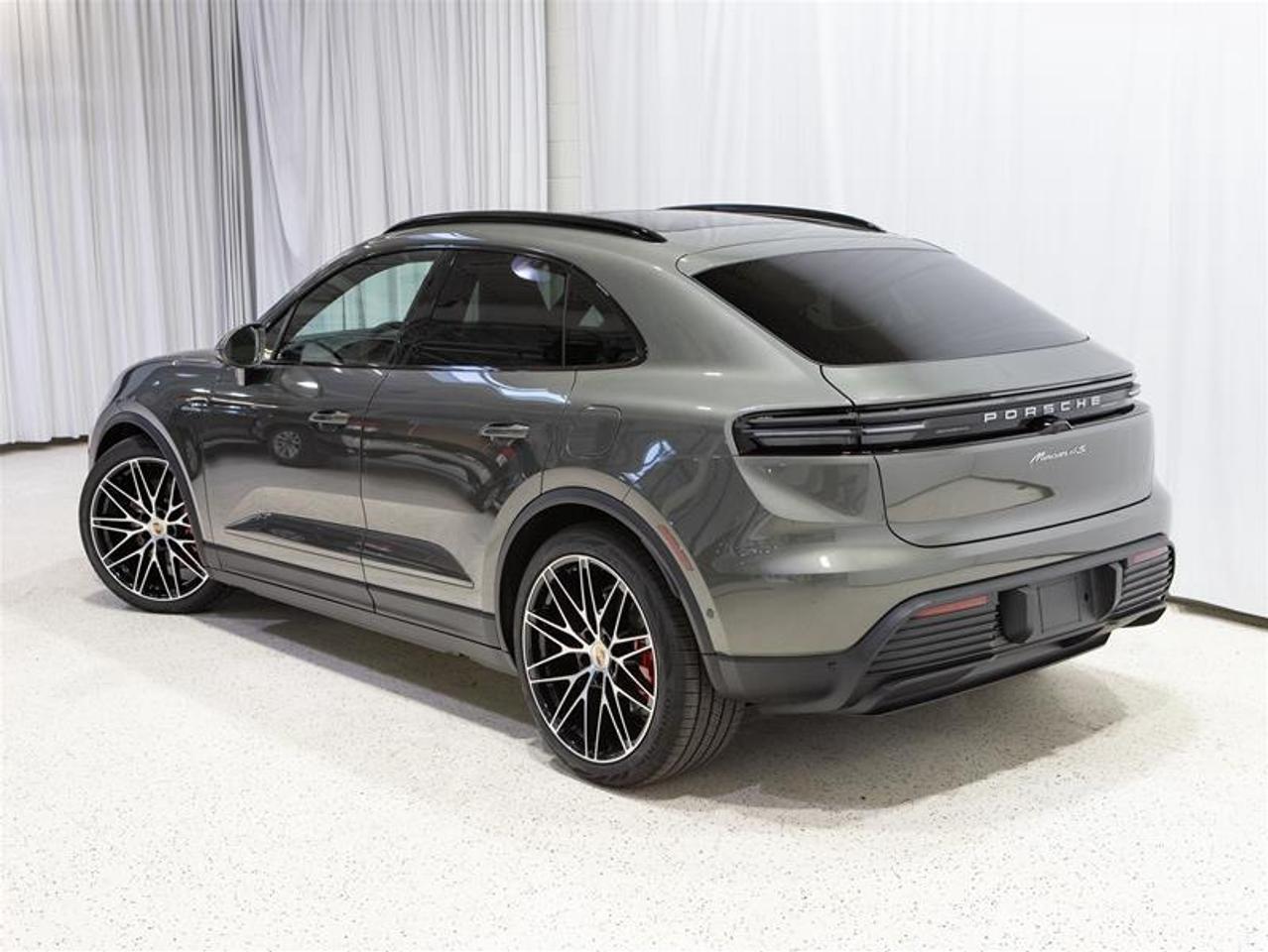 2025 Porsche Macan Electric 4S AWD Photo