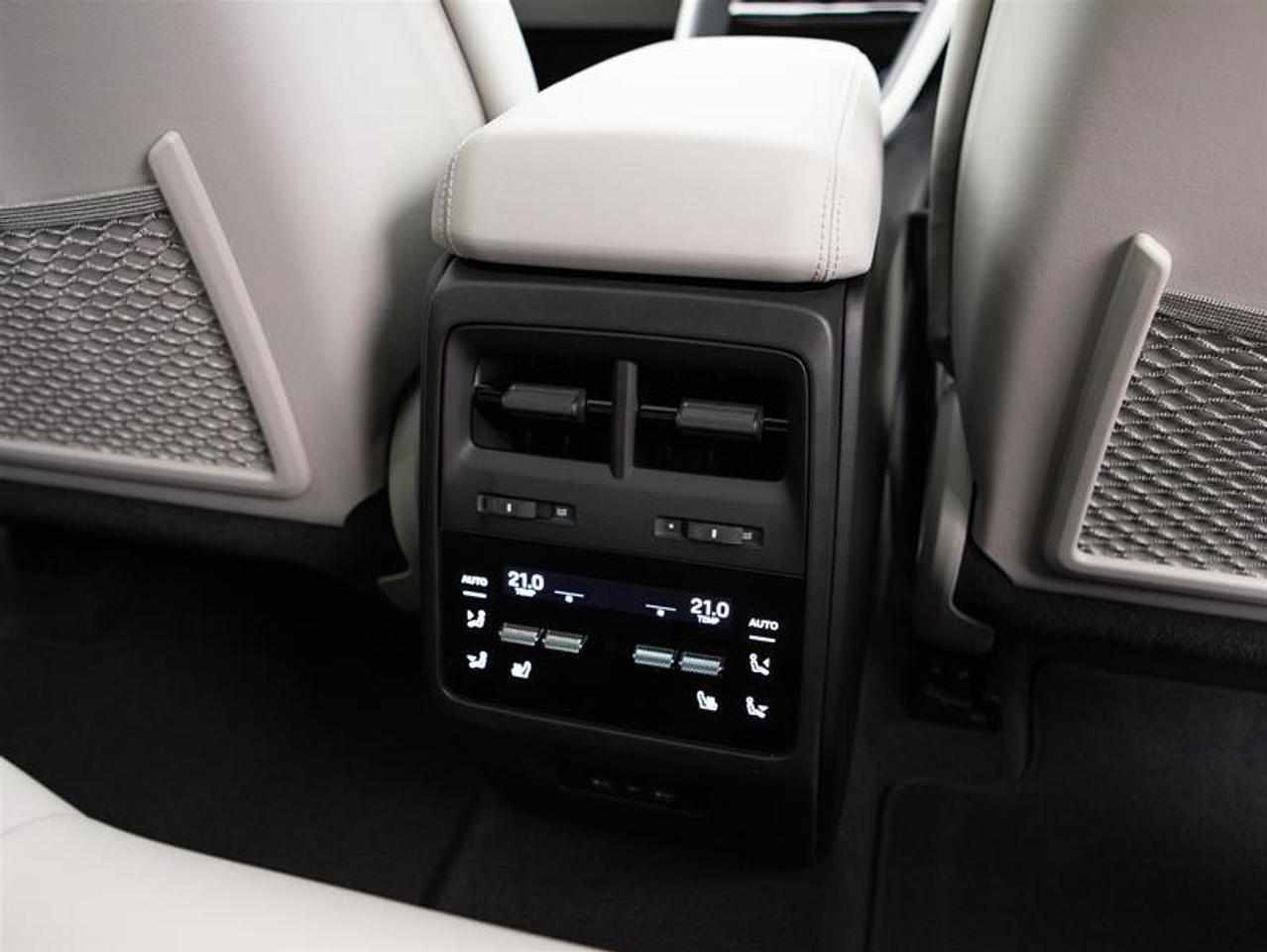 2025 Porsche Macan Electric 4S AWD Photo