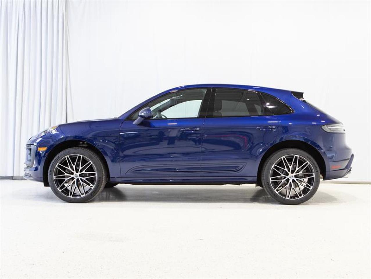 2025 Porsche Macan AWD Photo3