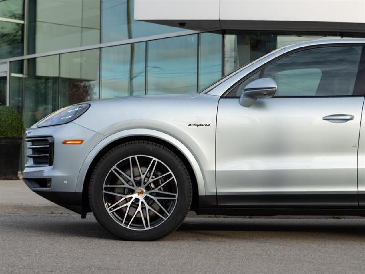 2025 Porsche Cayenne e-Hybrid AWD Photo