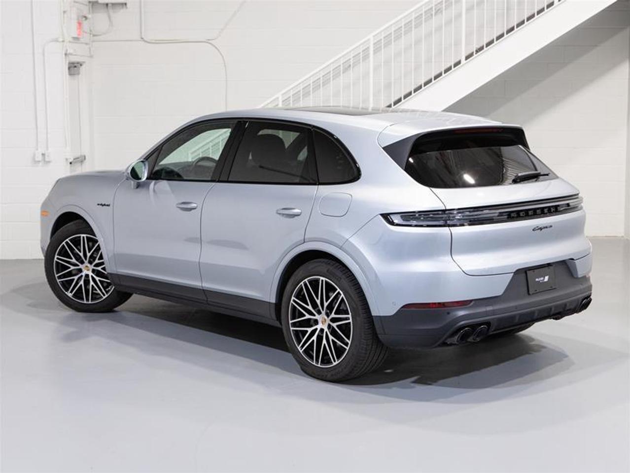 2025 Porsche Cayenne e-Hybrid AWD Photo3