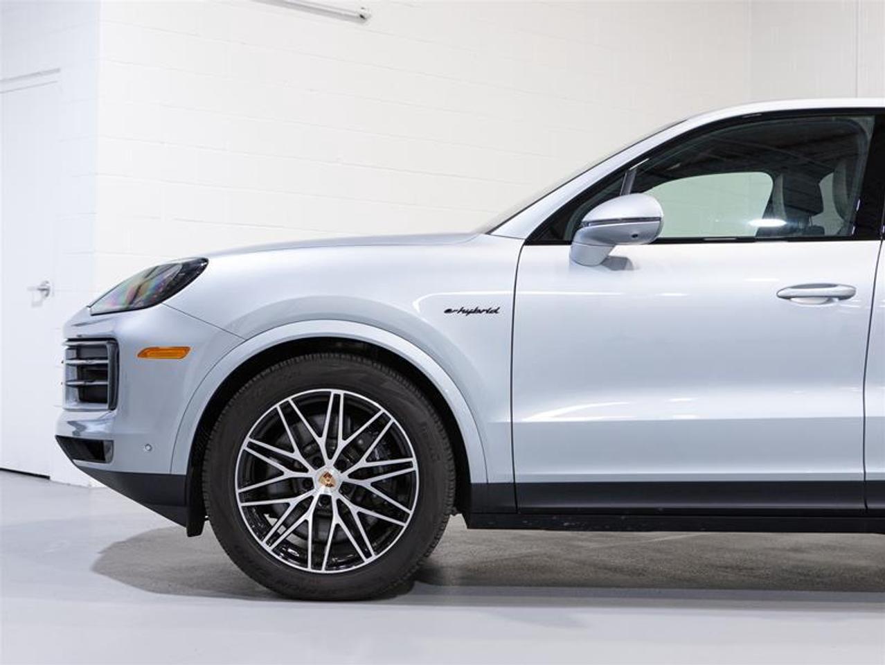 2025 Porsche Cayenne e-Hybrid AWD Photo