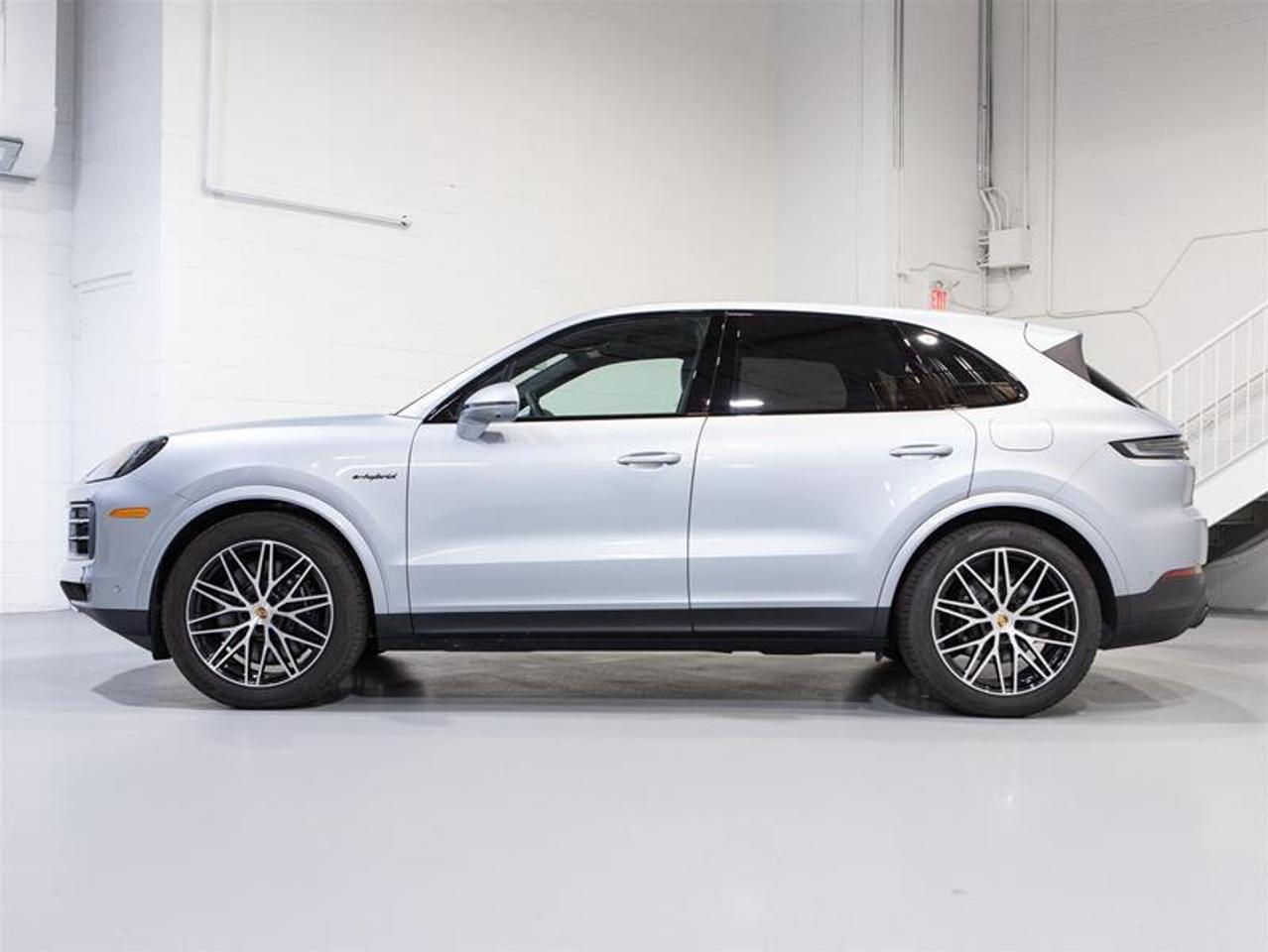 2025 Porsche Cayenne e-Hybrid AWD Photo