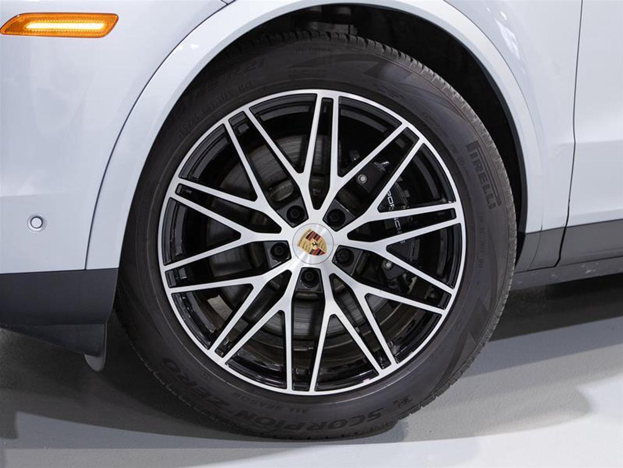 2025 Porsche Cayenne e-Hybrid AWD Photo