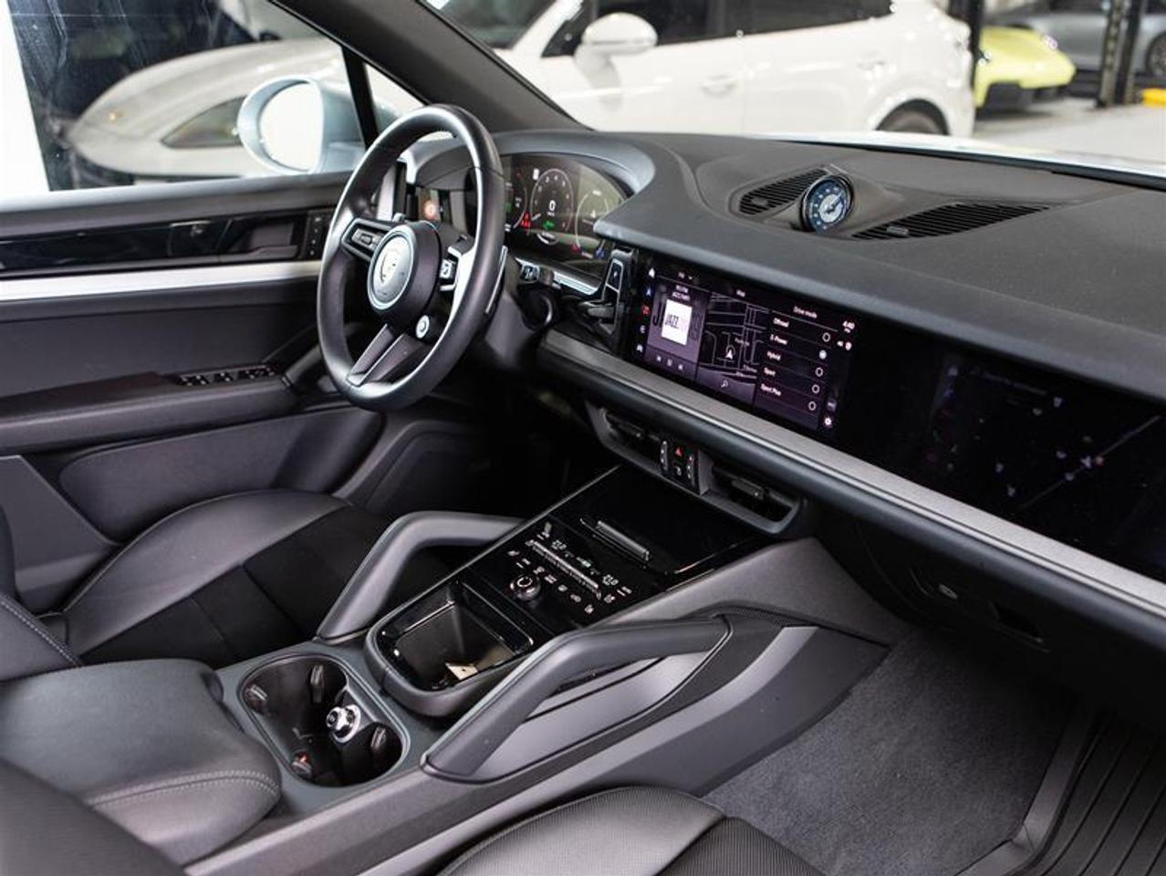 2025 Porsche Cayenne e-Hybrid AWD Photo