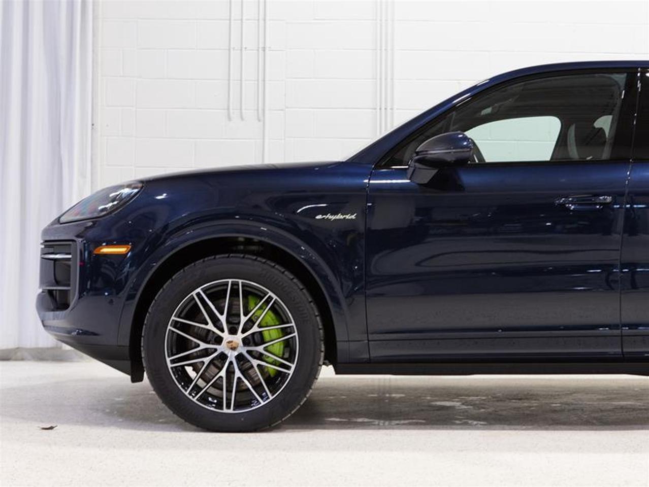 2025 Porsche Cayenne e-Hybrid AWD Photo4