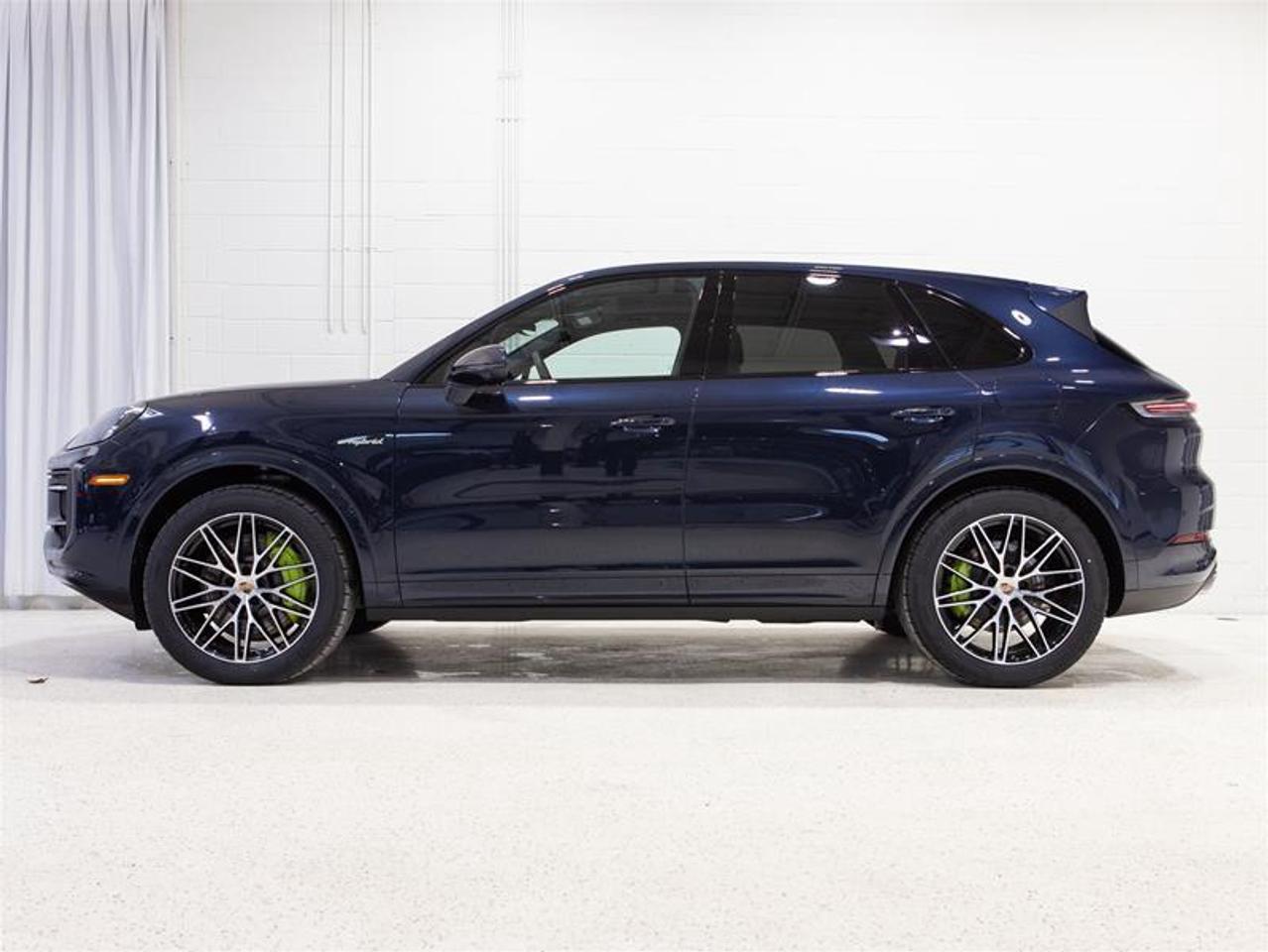 2025 Porsche Cayenne e-Hybrid AWD Photo3