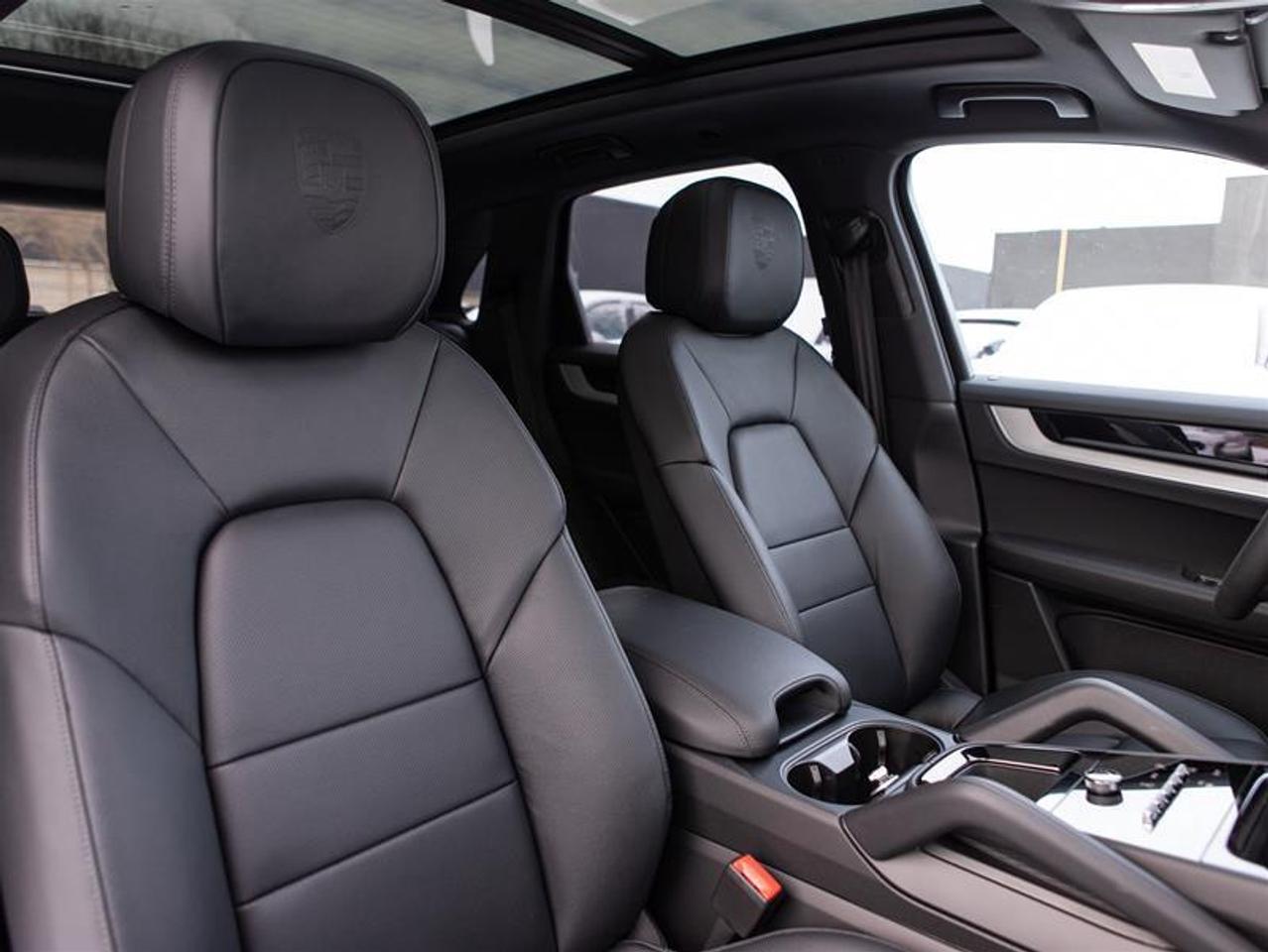 2025 Porsche Cayenne e-Hybrid AWD Photo