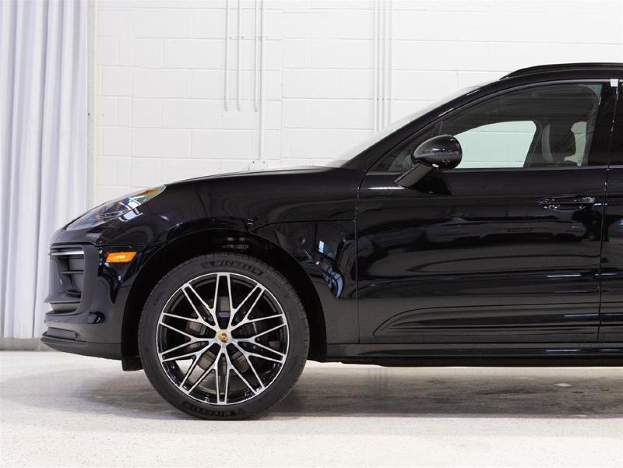 2025 Porsche Macan AWD Photo4