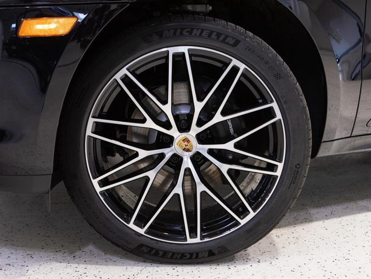 2025 Porsche Macan AWD Photo