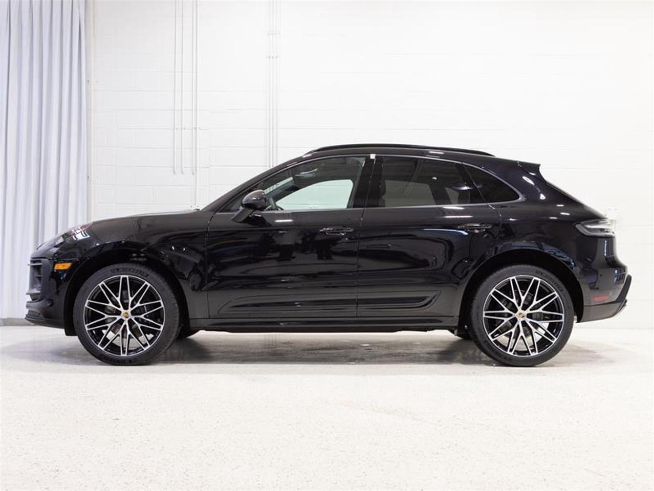 2025 Porsche Macan AWD Photo3