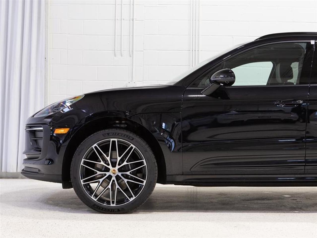2025 Porsche Macan AWD Photo