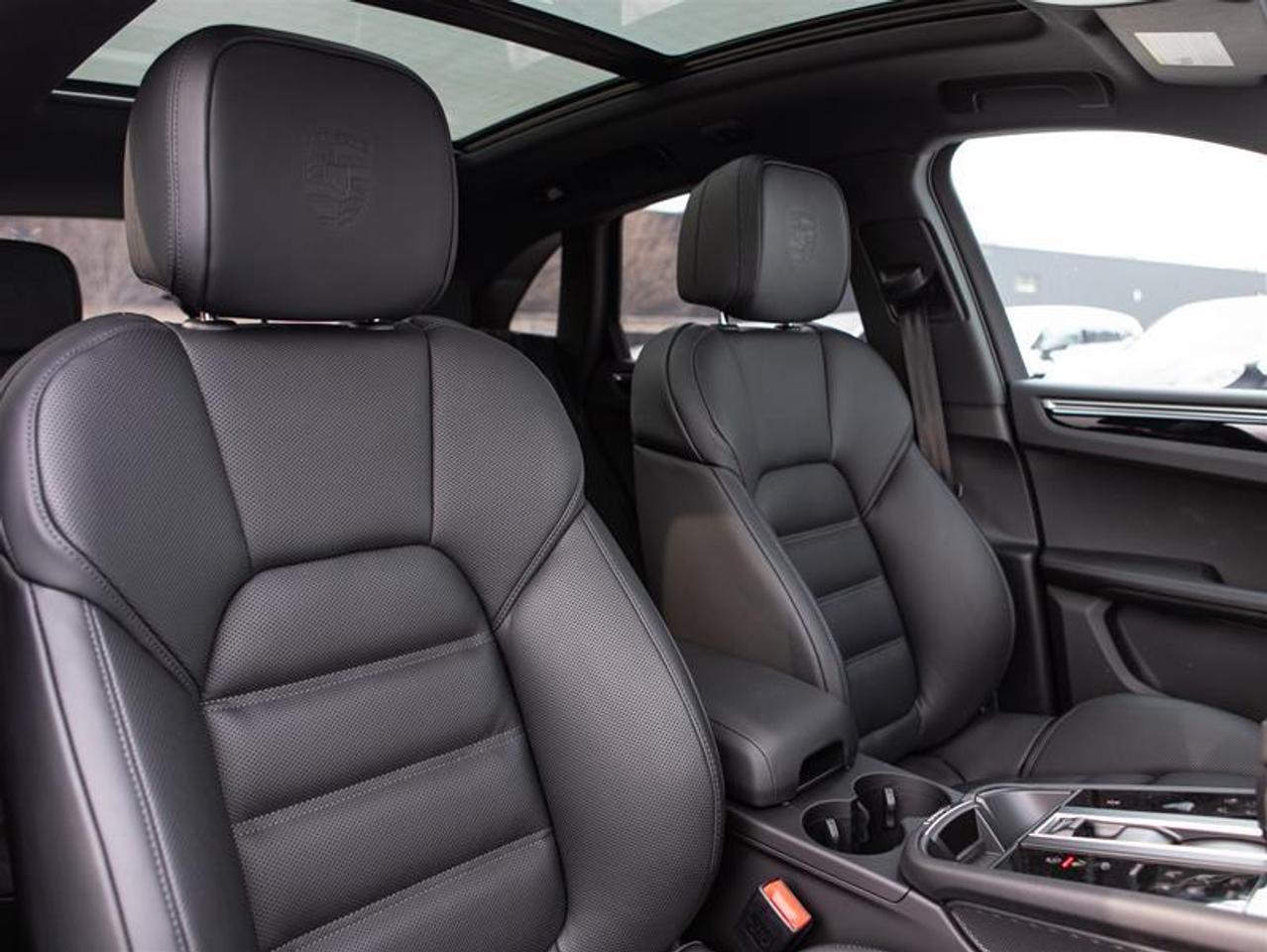 2025 Porsche Macan AWD Photo