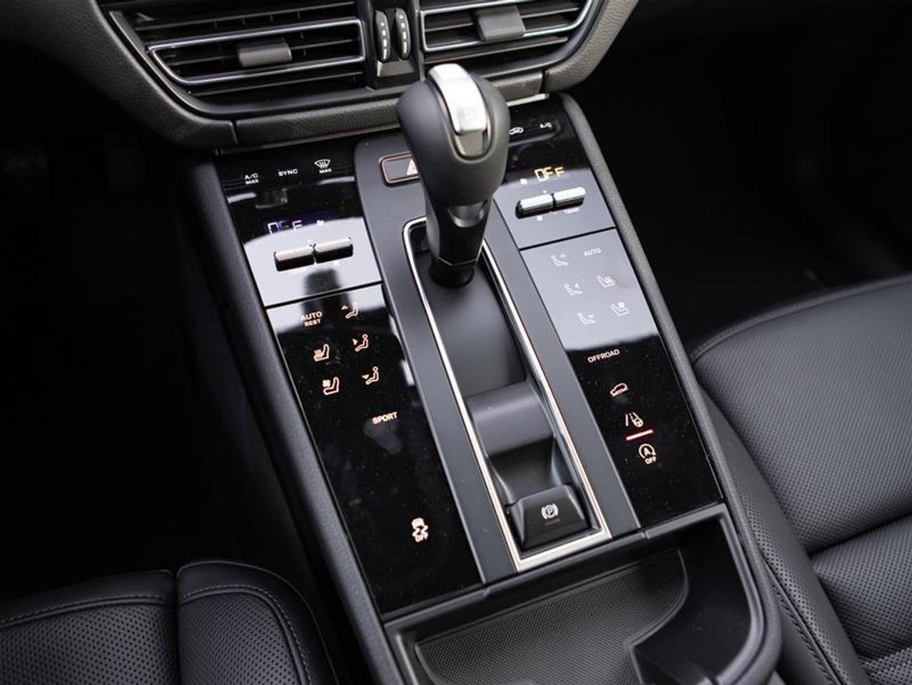 2025 Porsche Macan AWD Photo