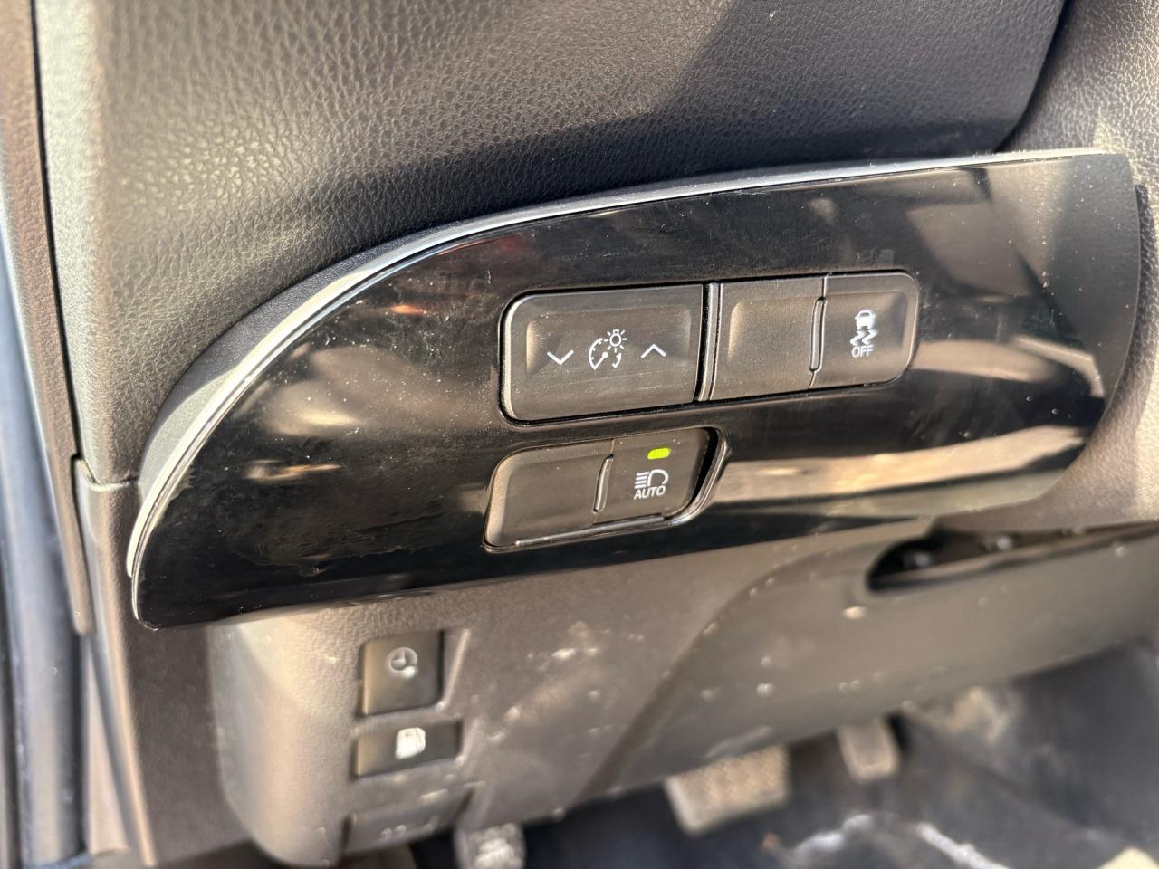 2020 Toyota Prius Prime LE, Plug in Hybrid, Apple Carplay! Photo