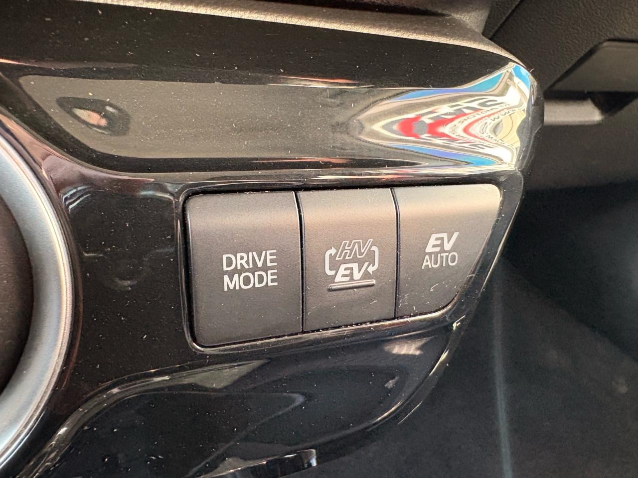 2020 Toyota Prius Prime LE, Plug in Hybrid, Apple Carplay! Photo