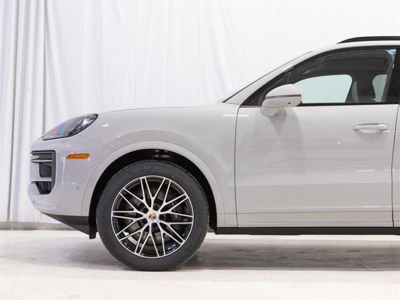2025 Porsche Cayenne AWD Photo4