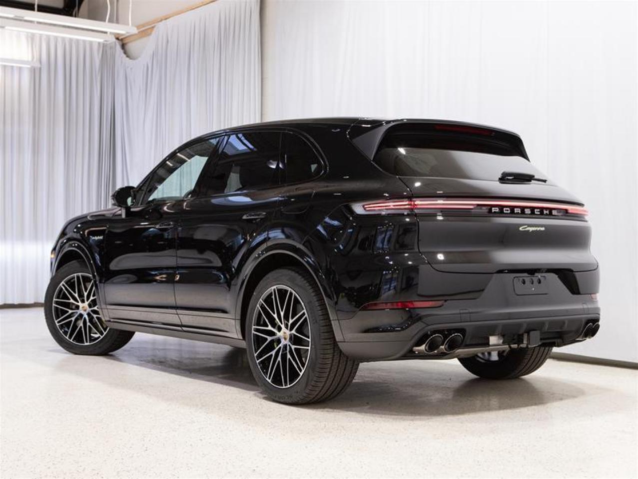 2026 Porsche Cayenne e-Hybrid AWD Photo2