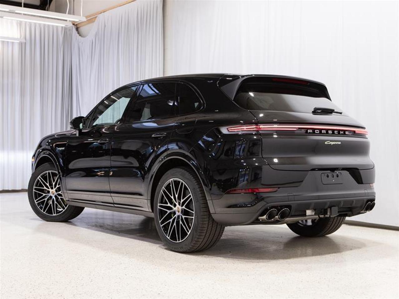 2026 Porsche Cayenne e-Hybrid AWD Photo