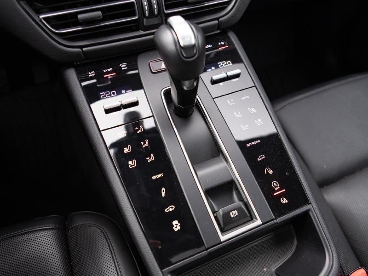 2024 Porsche Macan AWD Photo