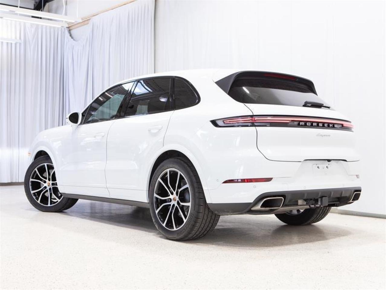 2025 Porsche Cayenne AWD Photo2