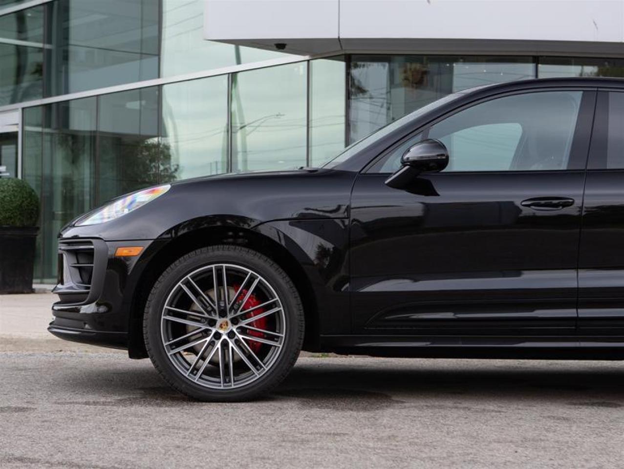 2025 Porsche Macan S AWD Photo4