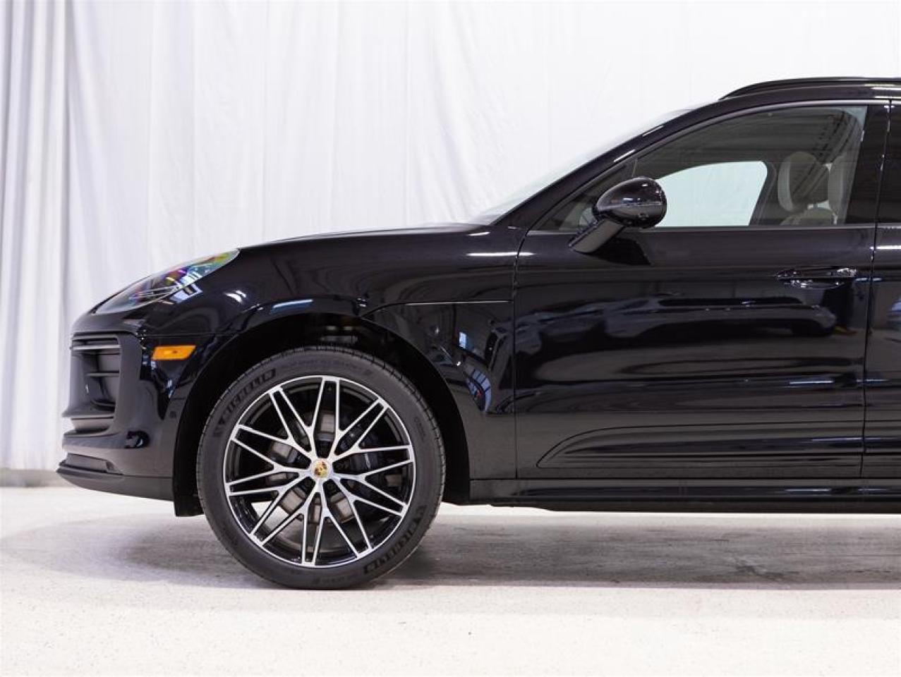 2025 Porsche Macan AWD Photo4