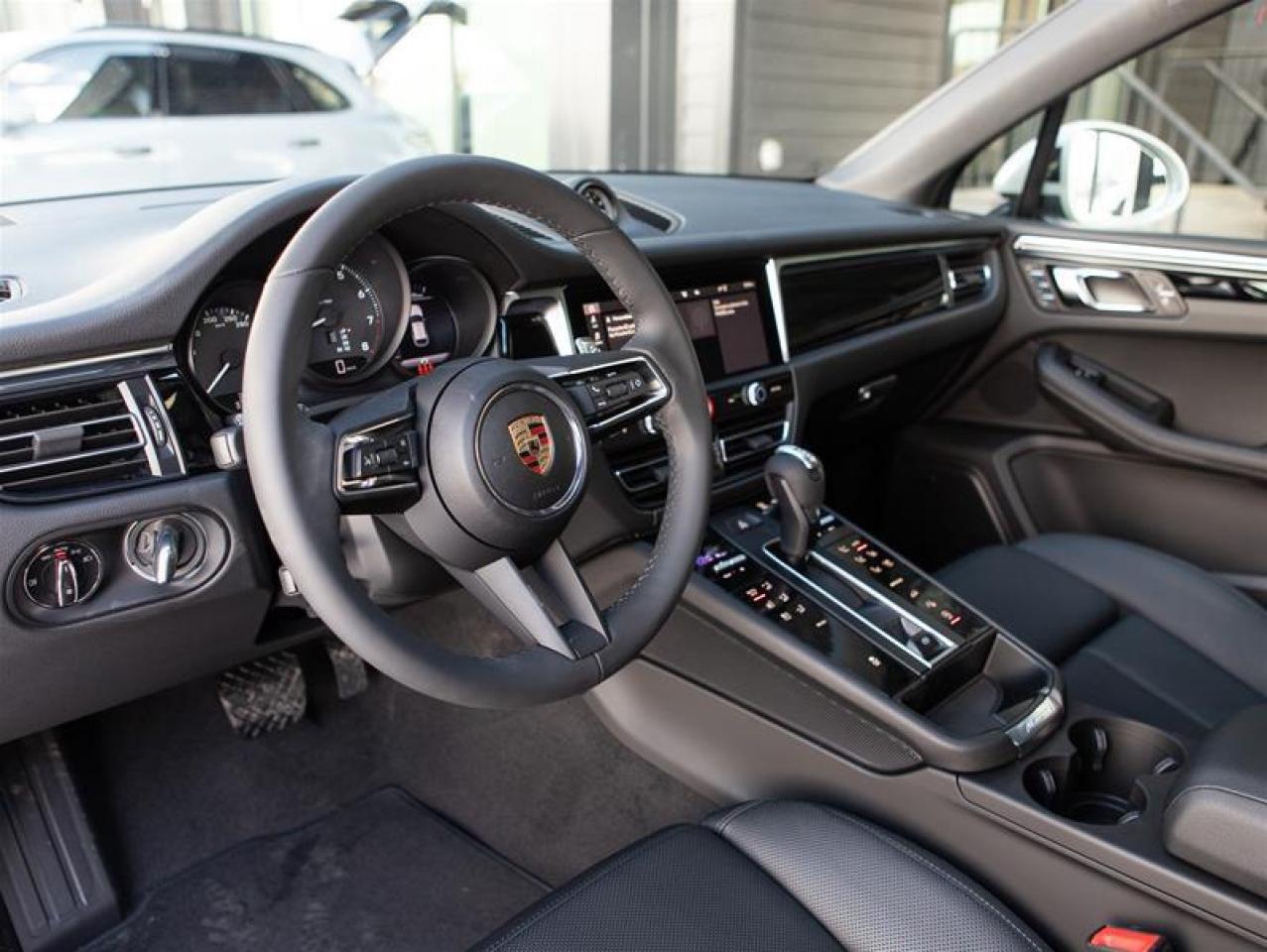 2025 Porsche Macan AWD Photo