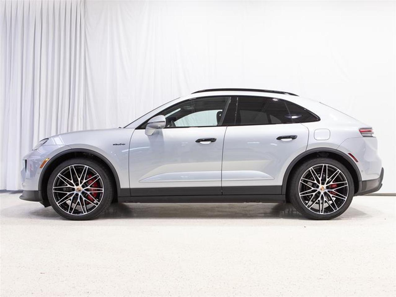 2025 Porsche Macan Electric 4S AWD Photo