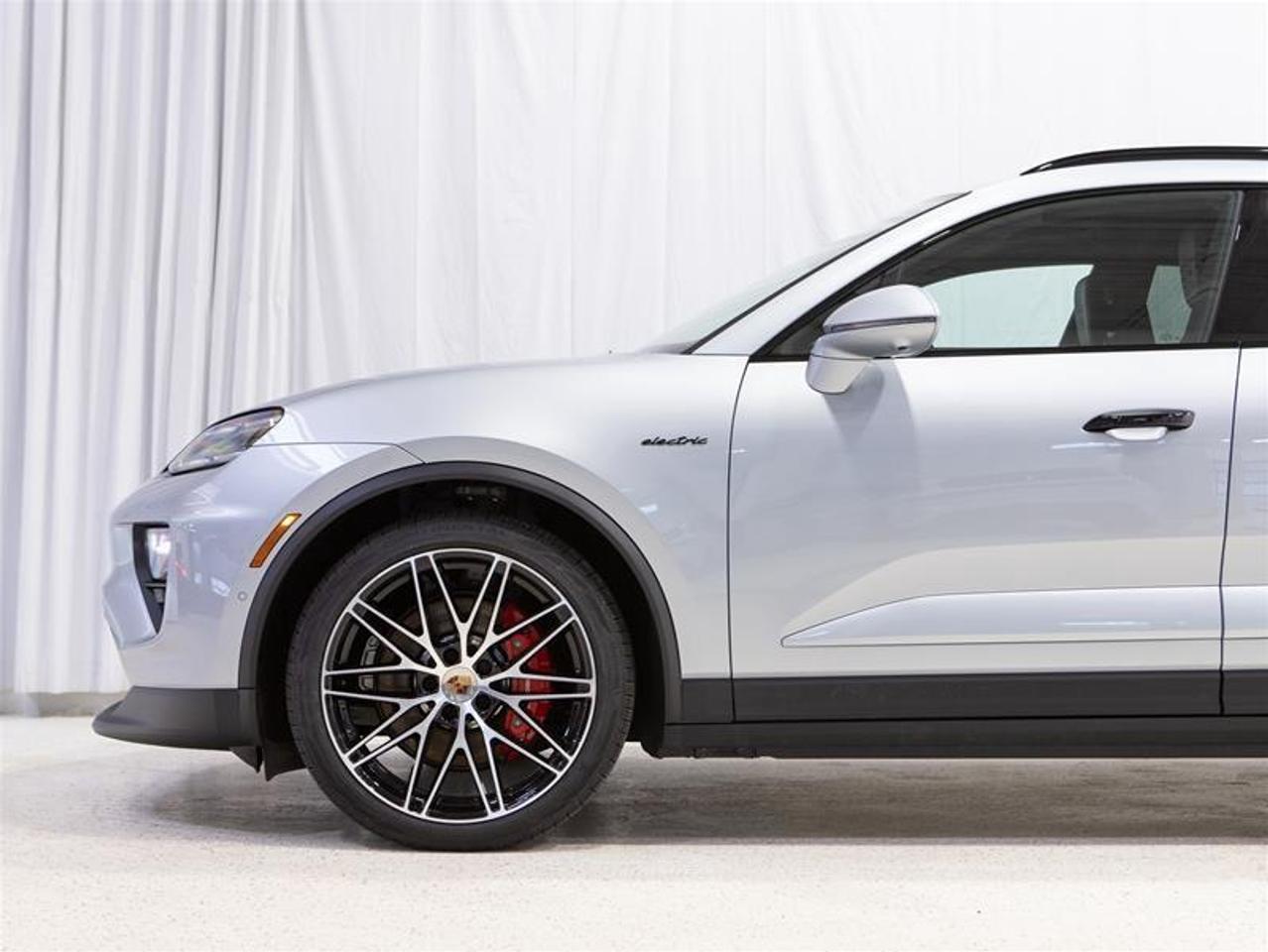2025 Porsche Macan Electric 4S AWD Photo4