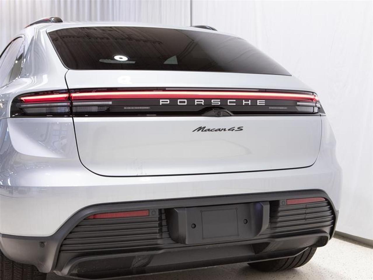2025 Porsche Macan Electric 4S AWD Photo