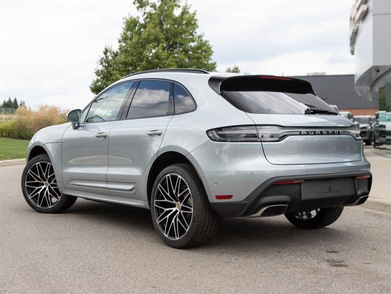2024 Porsche Macan AWD Photo2