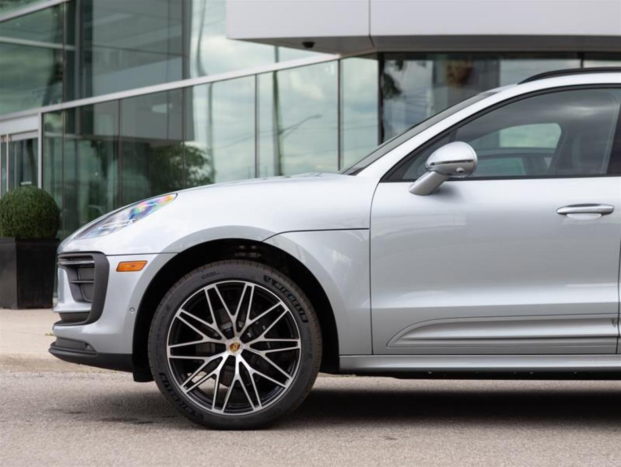 2024 Porsche Macan AWD Photo