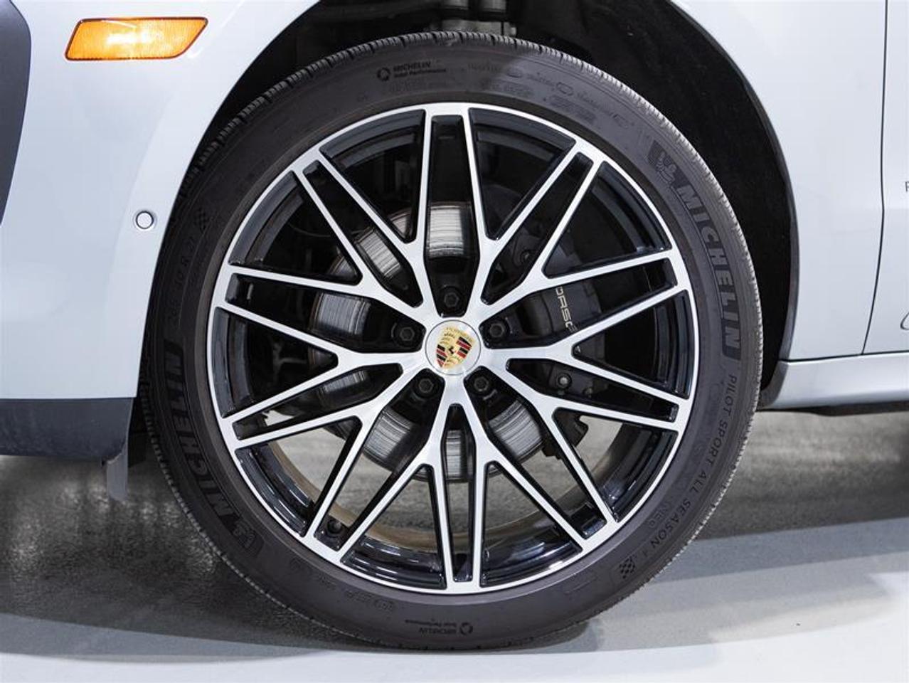 2024 Porsche Macan AWD Photo
