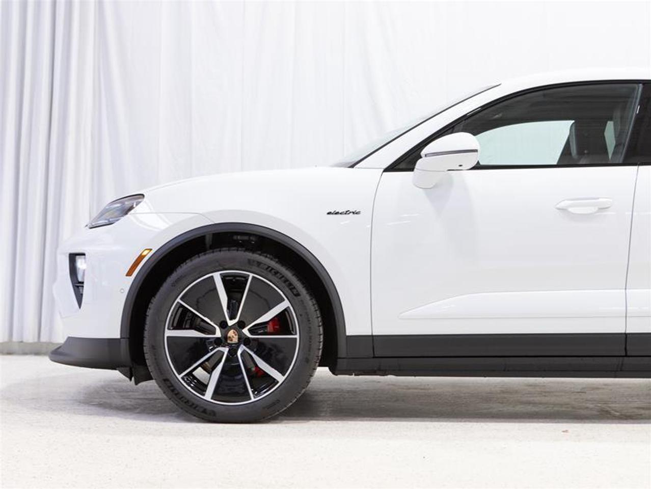 2025 Porsche Macan Electric 4S AWD Photo4