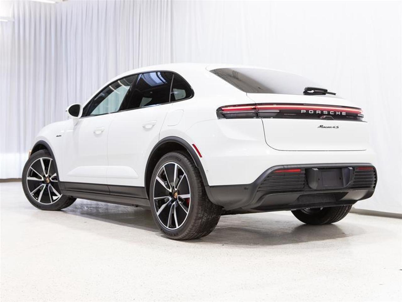 2025 Porsche Macan Electric 4S AWD Photo