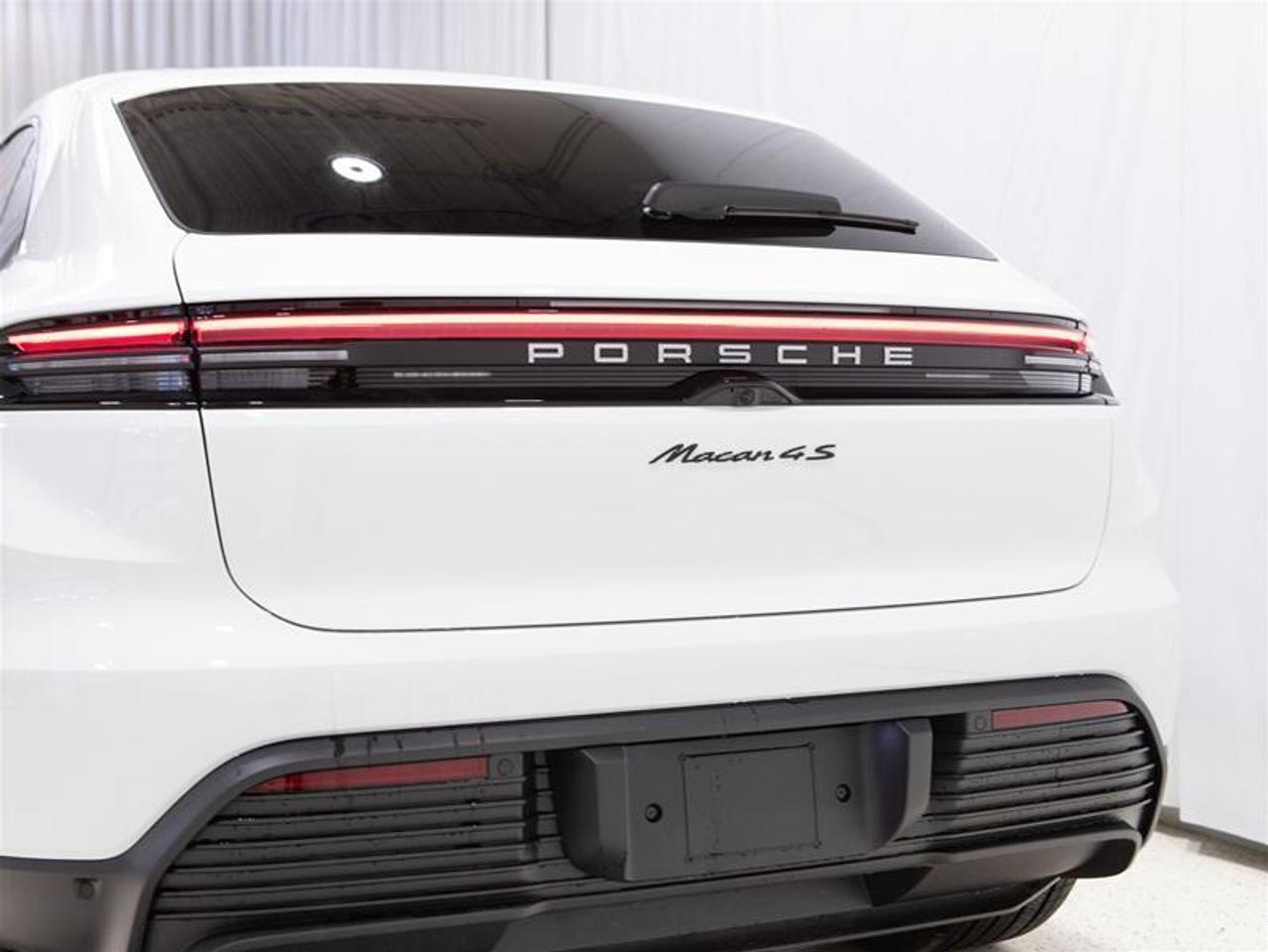 2025 Porsche Macan Electric 4S AWD Photo
