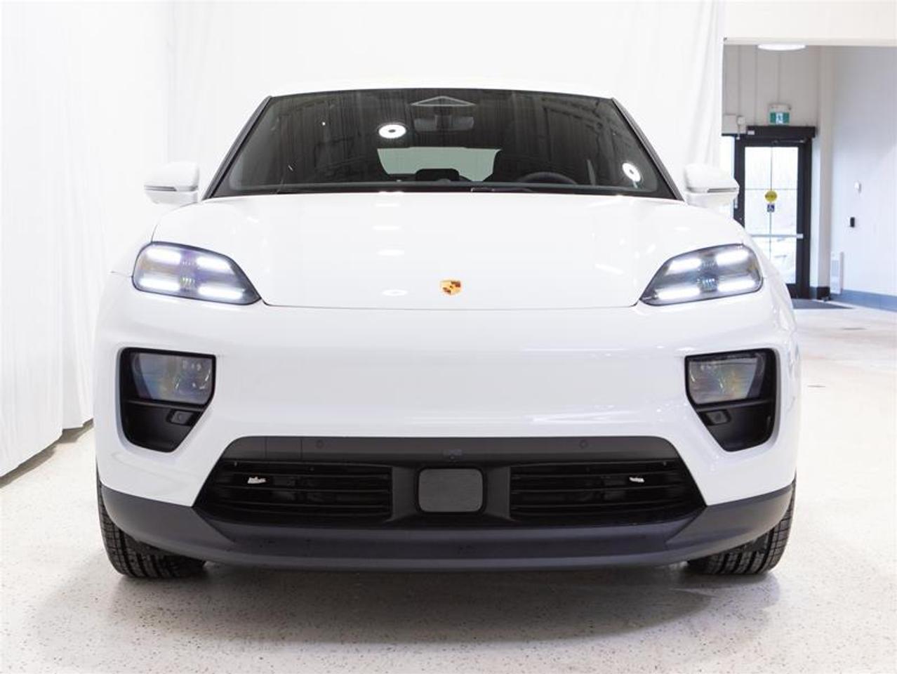 2025 Porsche Macan Electric 4S AWD Photo