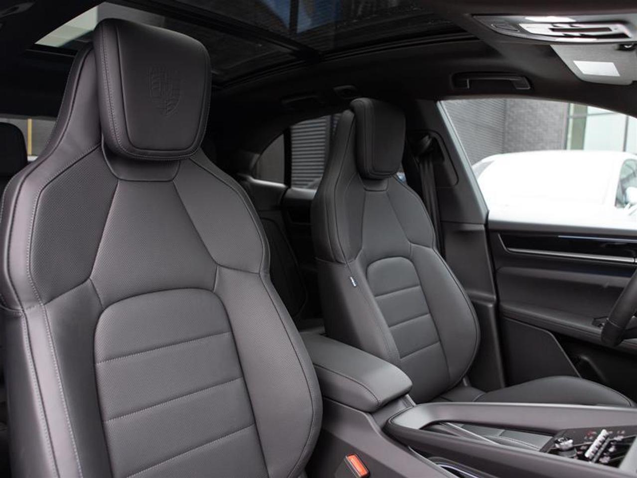 2025 Porsche Macan Electric 4S AWD Photo