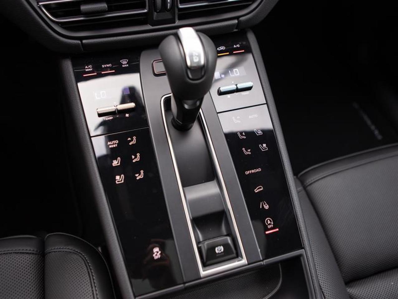 2024 Porsche Macan AWD Photo