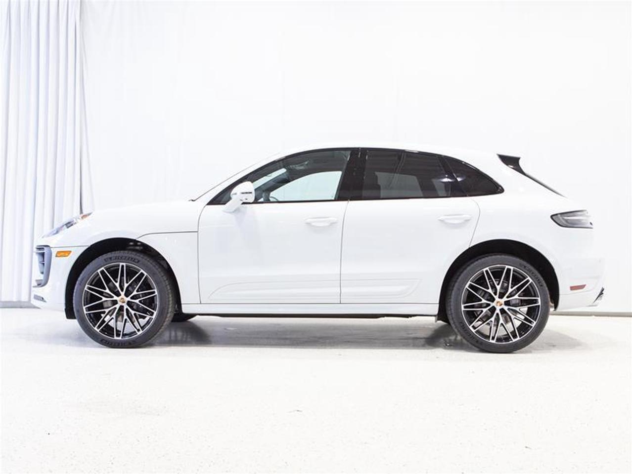 2025 Porsche Macan AWD Photo3